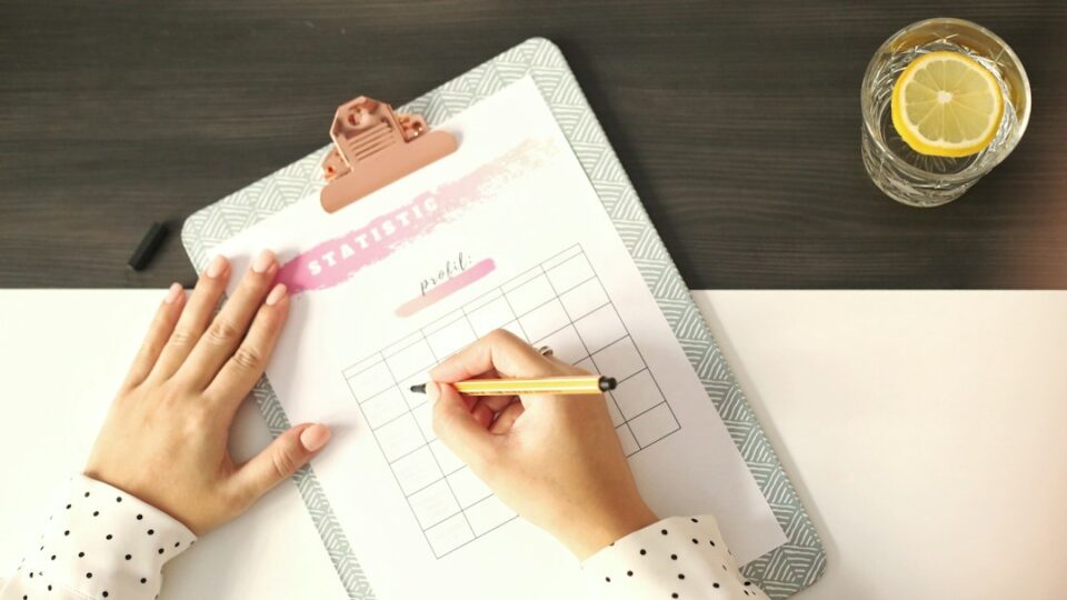 Illustrated guide to regular eating habits for busy adults