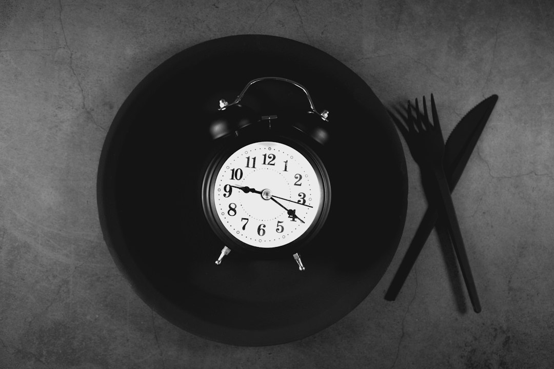 Cover illustration showing regular eating habits as a day plan with a plate and a clock